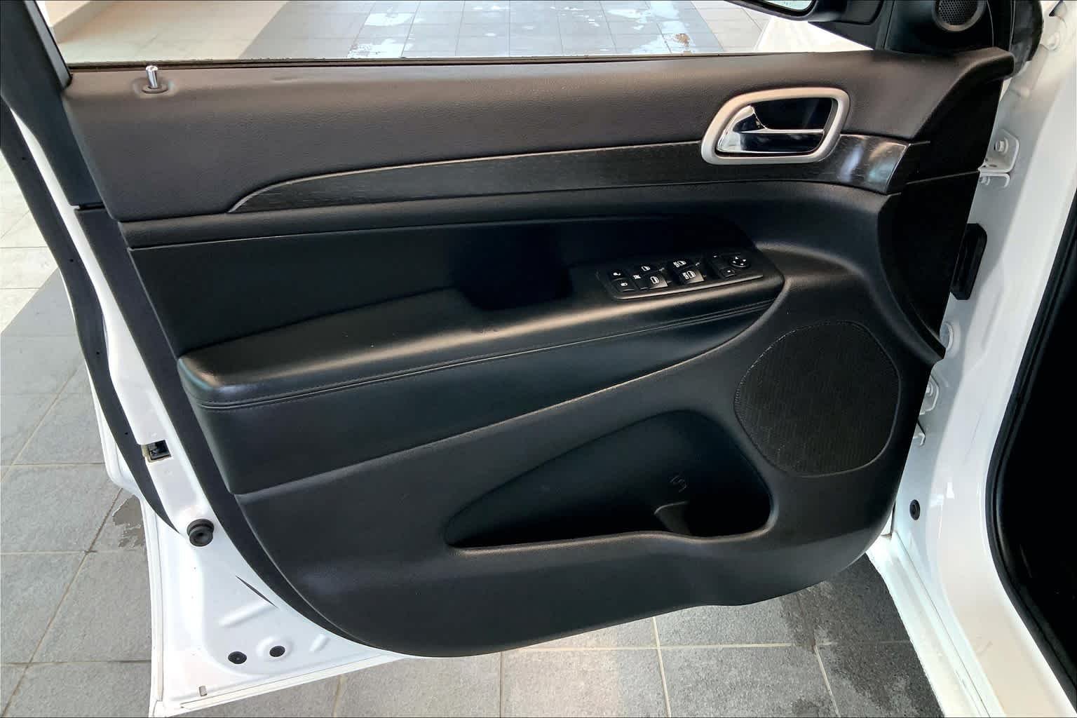 Used 2018 Bright White Clearcoat Jeep Altitude image 21
