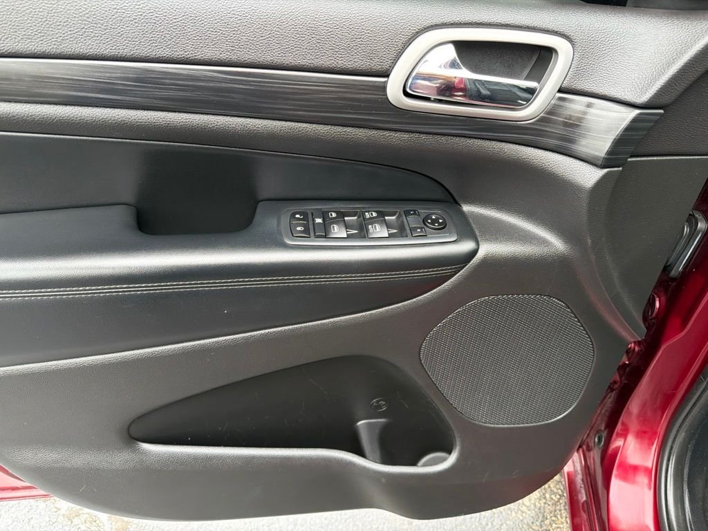 Used 2020 Red Jeep Altitude image 9