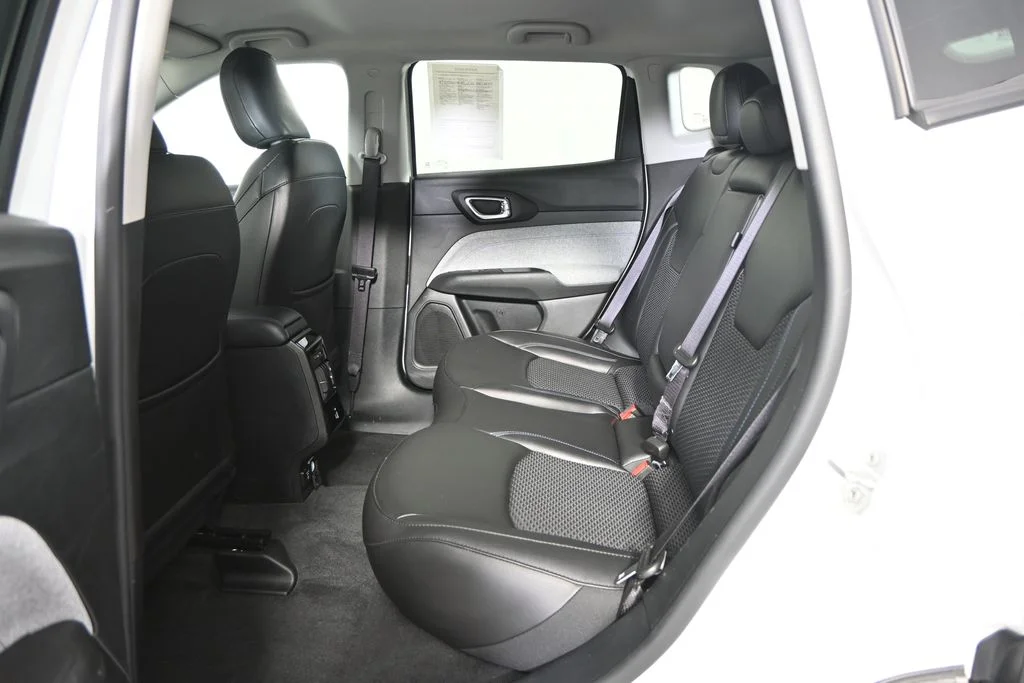 Used 2022 White Jeep Latitude image 17