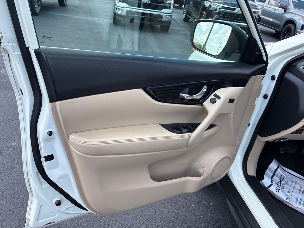 Used 2017 White Nissan SL image 11