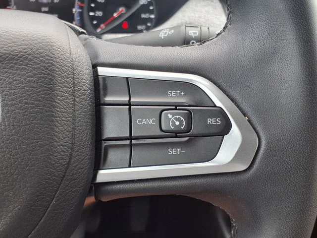 Used 2025 Silver Jeep Latitude image 34