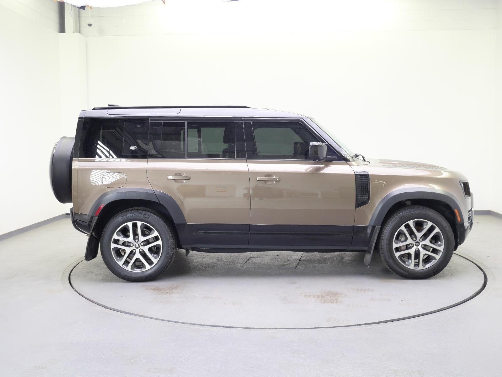Used 2022 Gondwana Stone Metallic Land Rover X-Dynamic HSE image 4