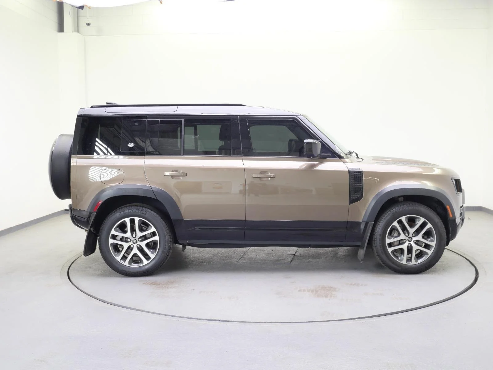 Used 2022 Gondwana Stone Metallic Land Rover X-Dynamic HSE image 5