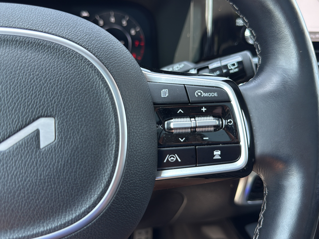 Used 2022 White Kia X-Line SX Prestige image 17