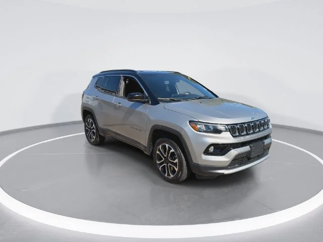 Used 2024  Jeep Limited image 2