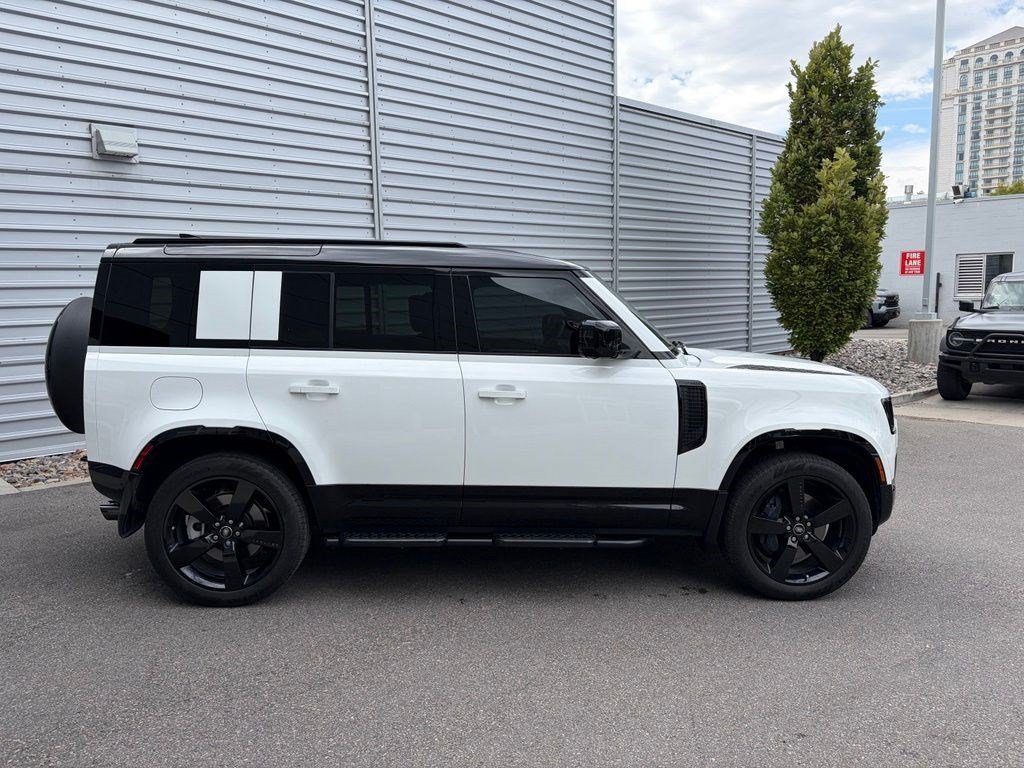 Used 2025 White Land Rover 110 P400 X-Dynamic SE image 7