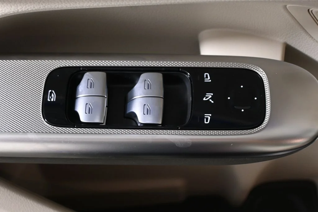 Used 2027 Gray Mercedes-Benz GLC 300 image 25