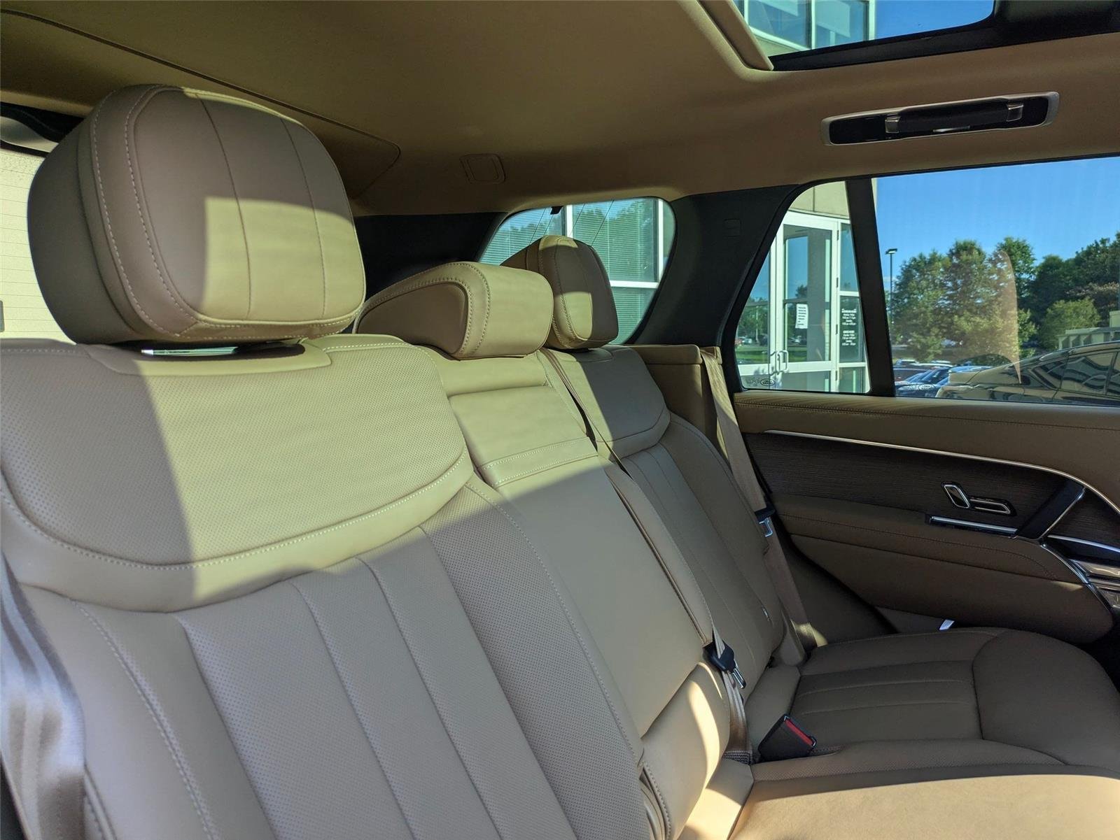 New 2026 Velocity Blue Land Rover SE image 31