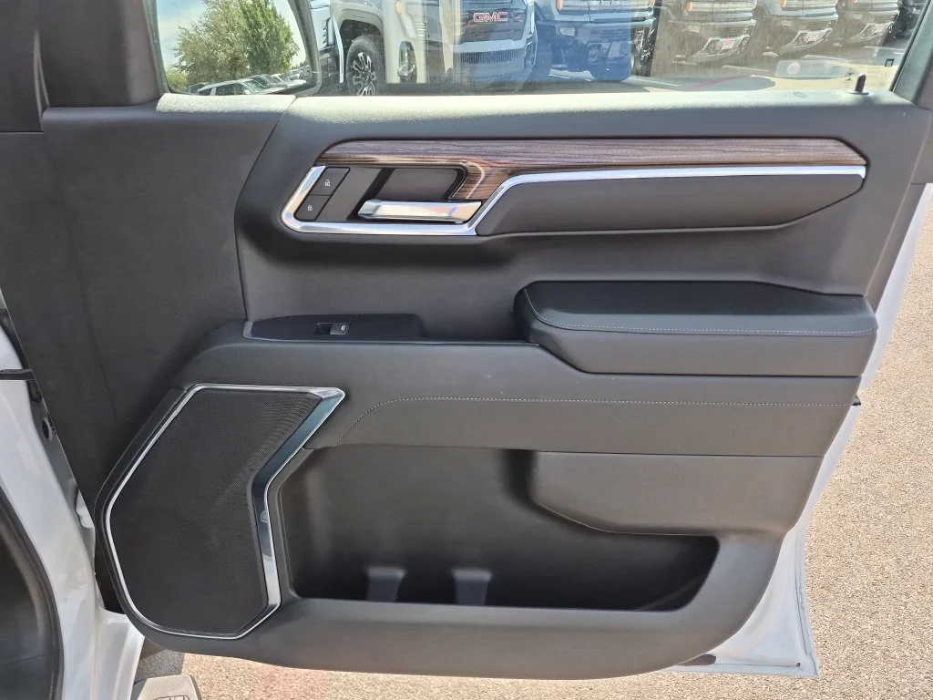 Used 2023 SUMMIT WHITE Chevrolet LT image 33