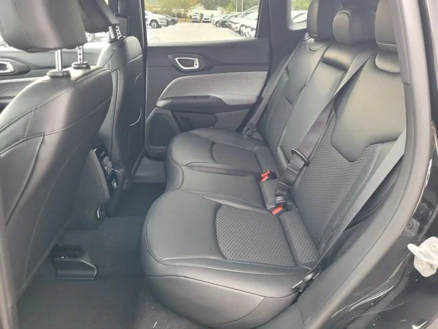 New 2026 Diamond Black Crystal Pearl-Coat Exterior Paint Jeep Latitude image 6