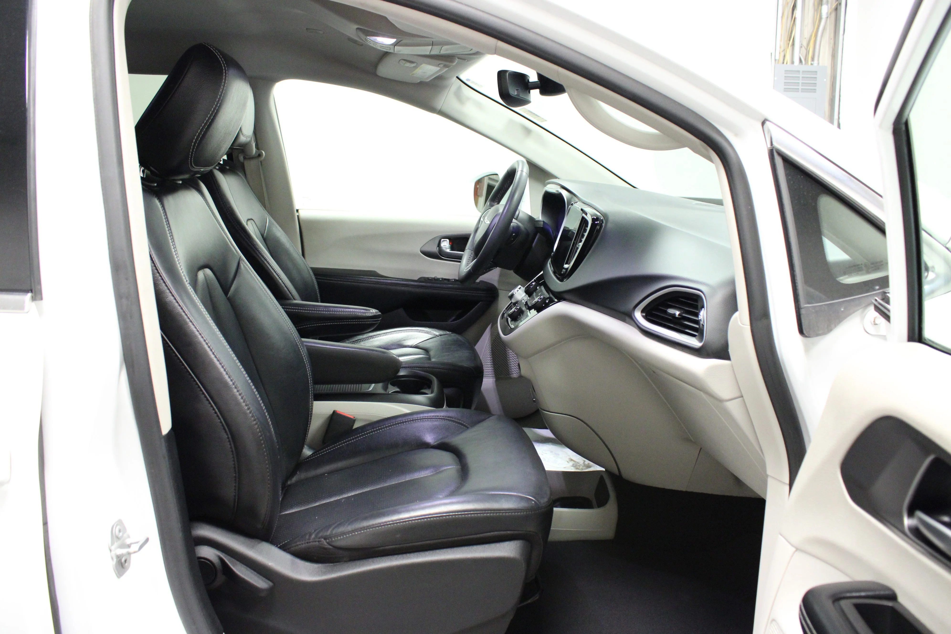 Used 2022 Bright White Clearcoat Chrysler Touring L image 17