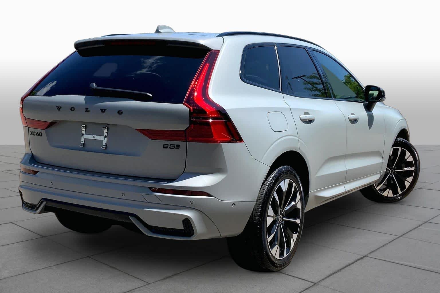Used 2026 Vapour Grey Metallic Volvo Ultra Black Edition image 13