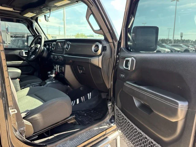Used 2019  Jeep Sahara image 43