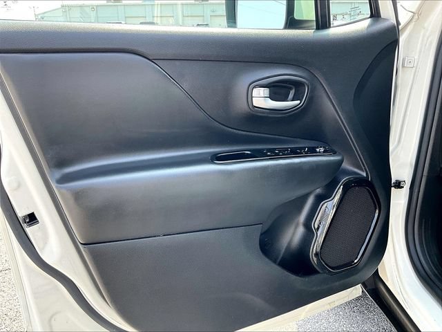 Used 2020 Alpine White Clea Jeep Altitude image 9