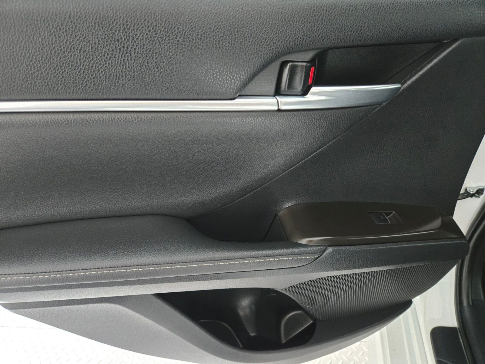 Used 2022 Pearl Toyota XSE image 21