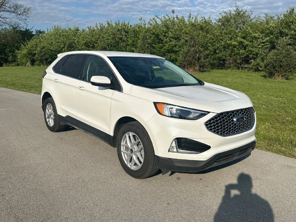 Used 2023 White Ford SEL image 1