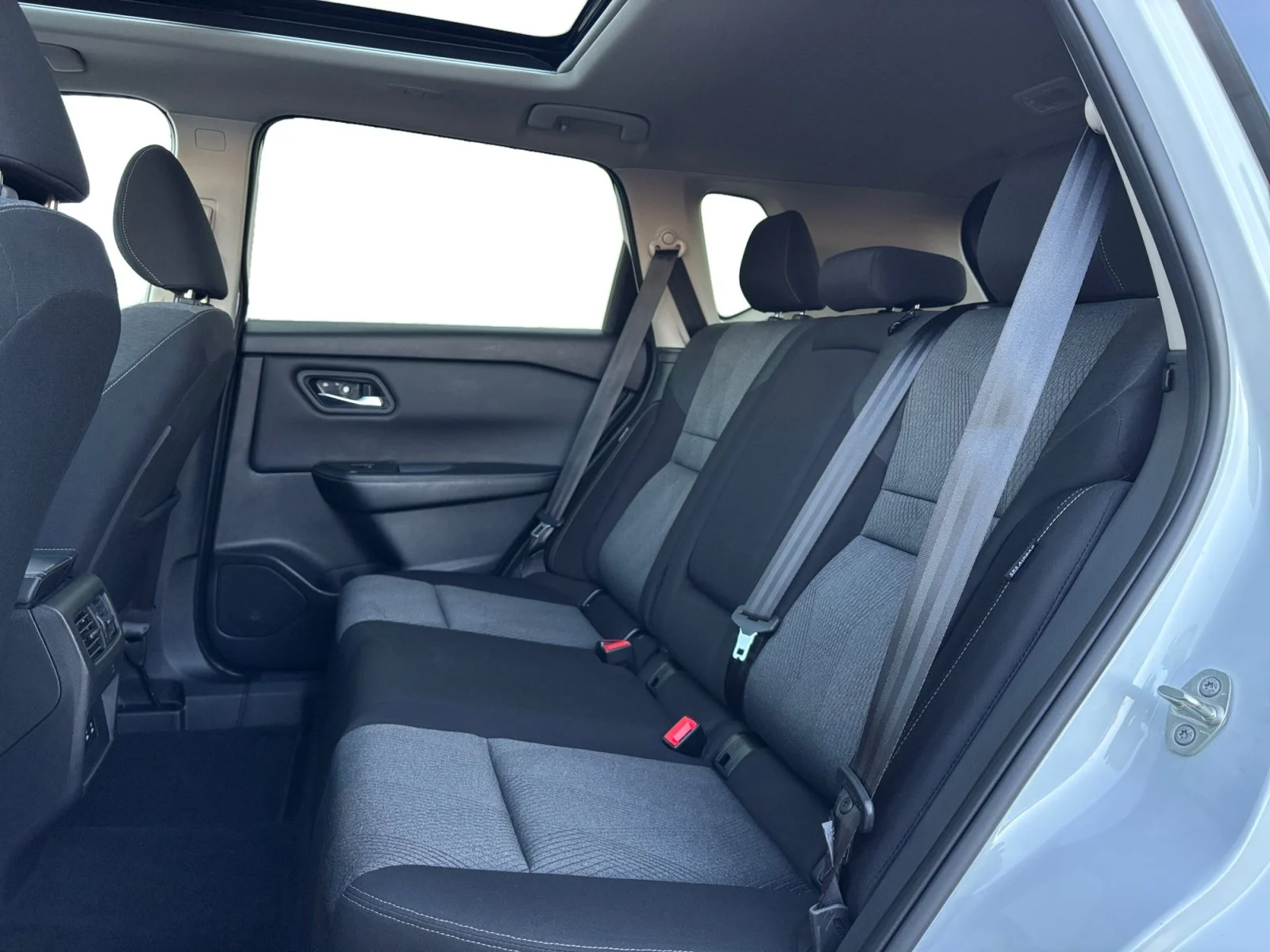 Used 2025 White Nissan SV Moonroof image 16
