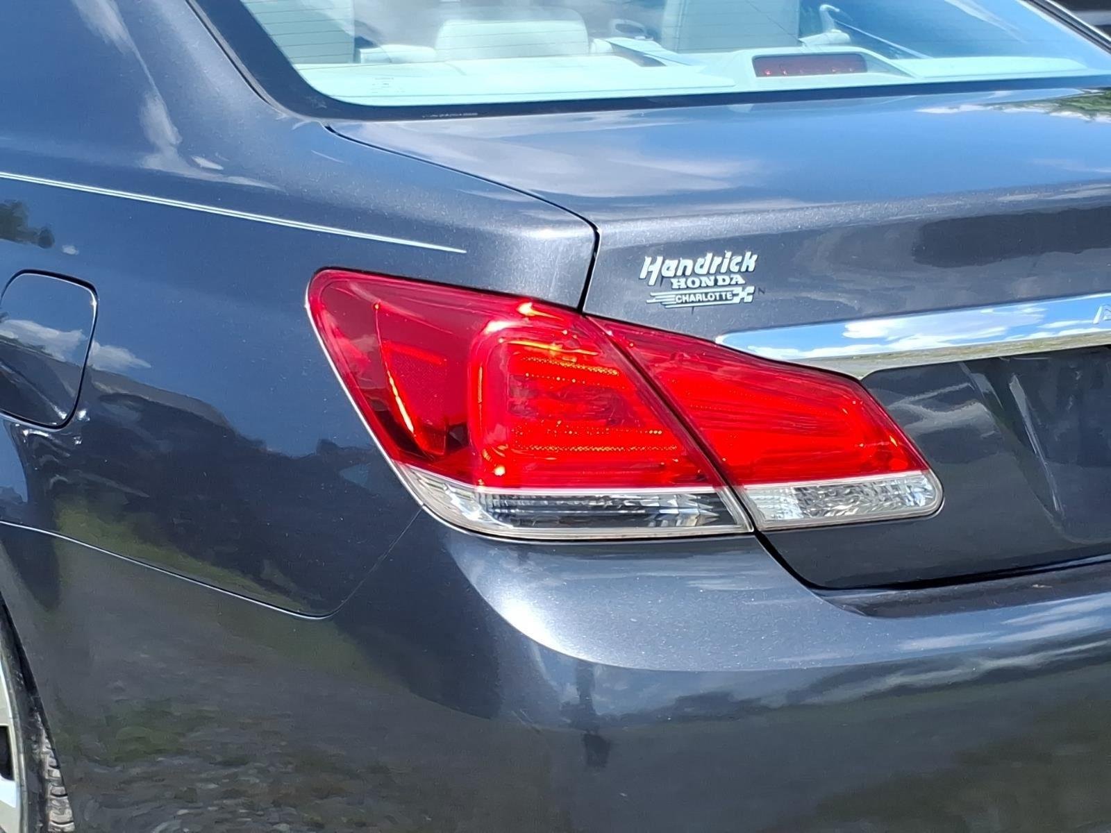 Used 2011 CLASSIC SILVER METALLIC TOYOTA LIMI image 13