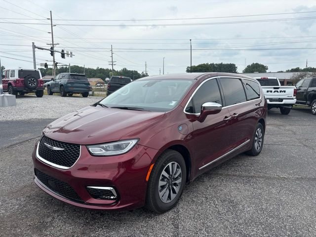 Used 2022 Red Chrysler Limited image 2
