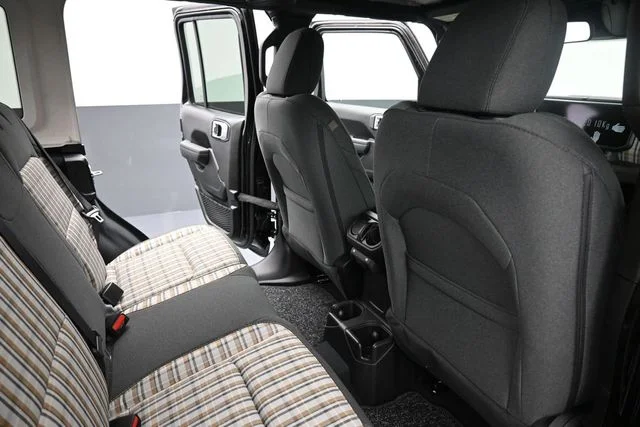 New 2026 Black Clear-Coat Exterior Paint Jeep 85th Anniversary Edition image 23