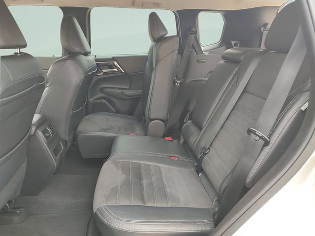 Used 2023 Silver Mitsubishi SE image 28