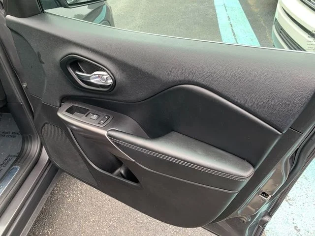 Used 2020 Gray Jeep Limited image 13