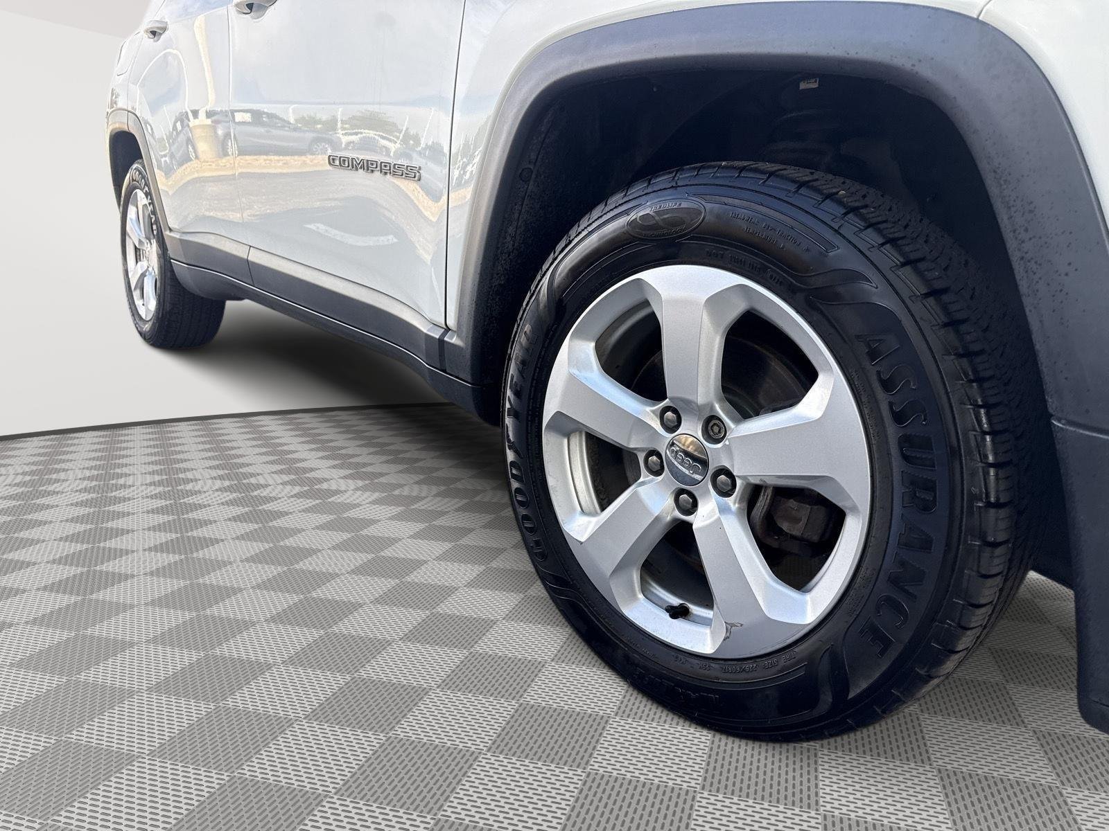 Used 2018 White Clearcoat Jeep Latitude image 18