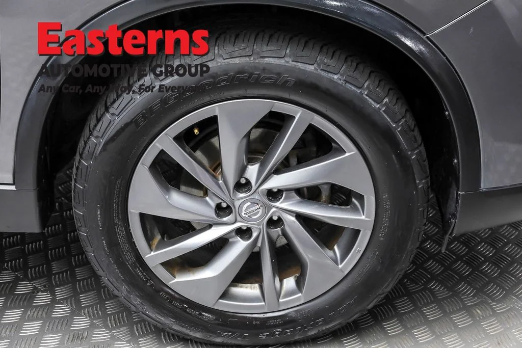 Used 2016 Gray Nissan SL image 28