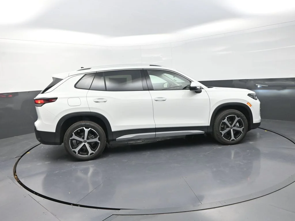 2026 Volkswagen Tiguan SE - Photo 12