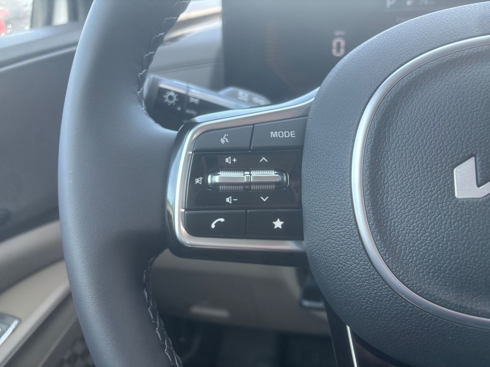 New 2026 Snow White Pearl Kia EX image 22