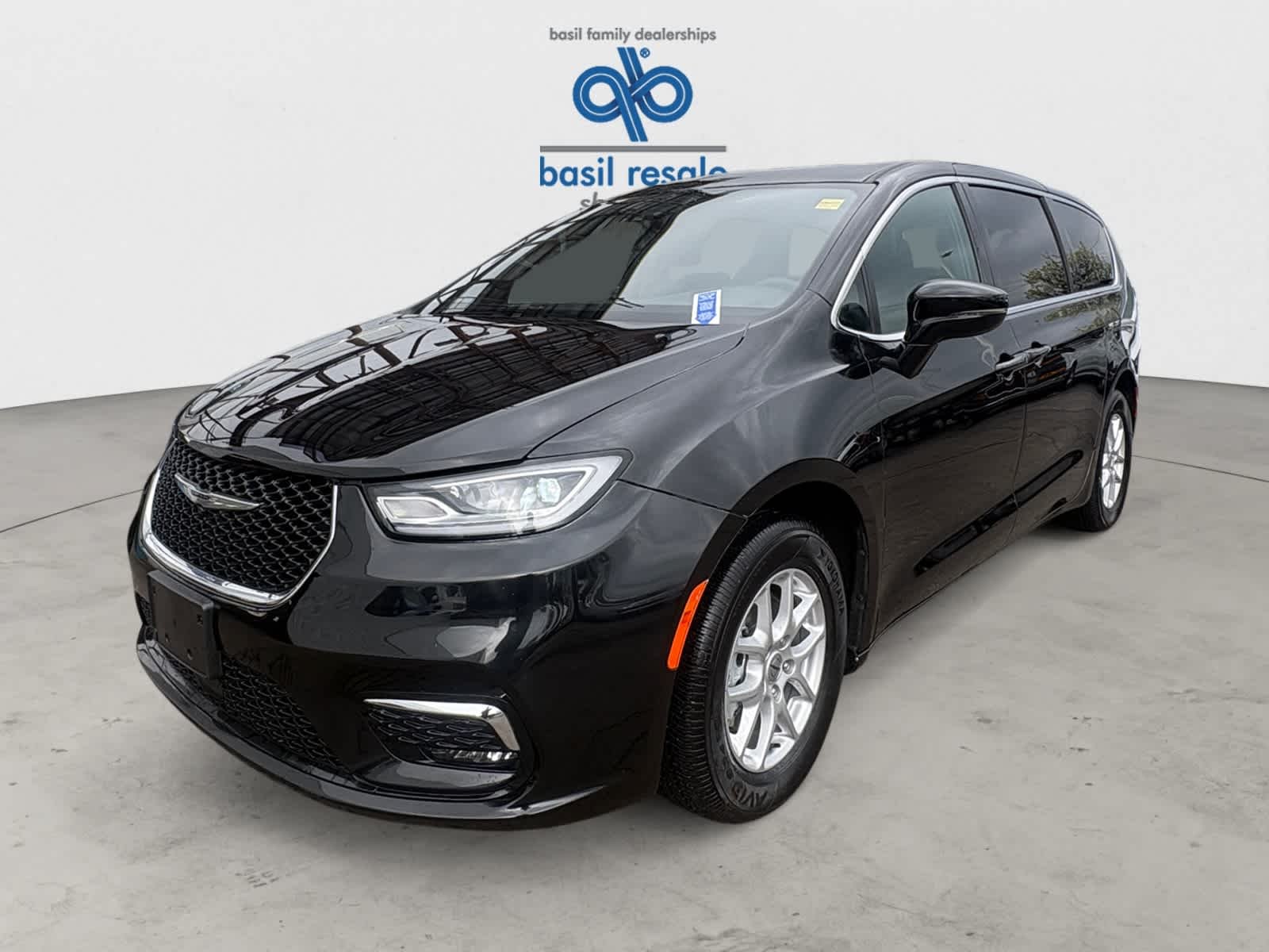 Used 2025 Diamond Black Crystal Pearlcoat Chrysler Select image 2