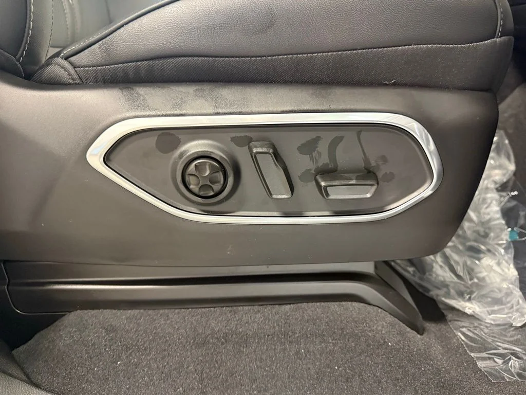 New 2026 Silver-Zynith Exterior Paint Jeep  image 17