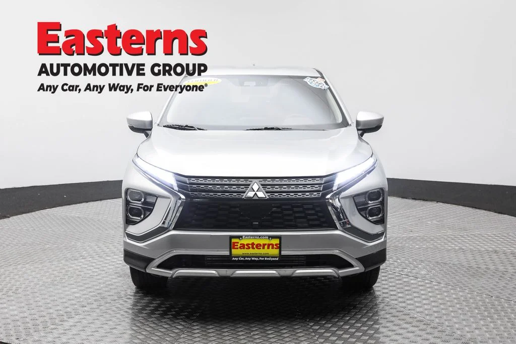 Used 2024 Silver Mitsubishi SE image 2