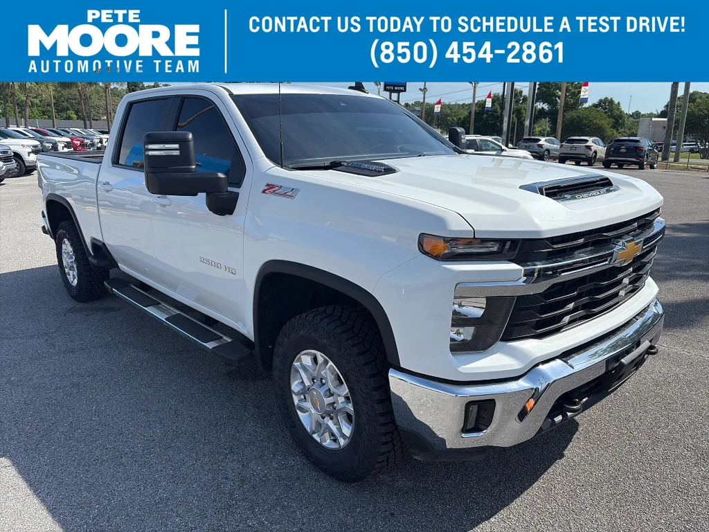 Used 2025 Summit White Chevrolet  image 1