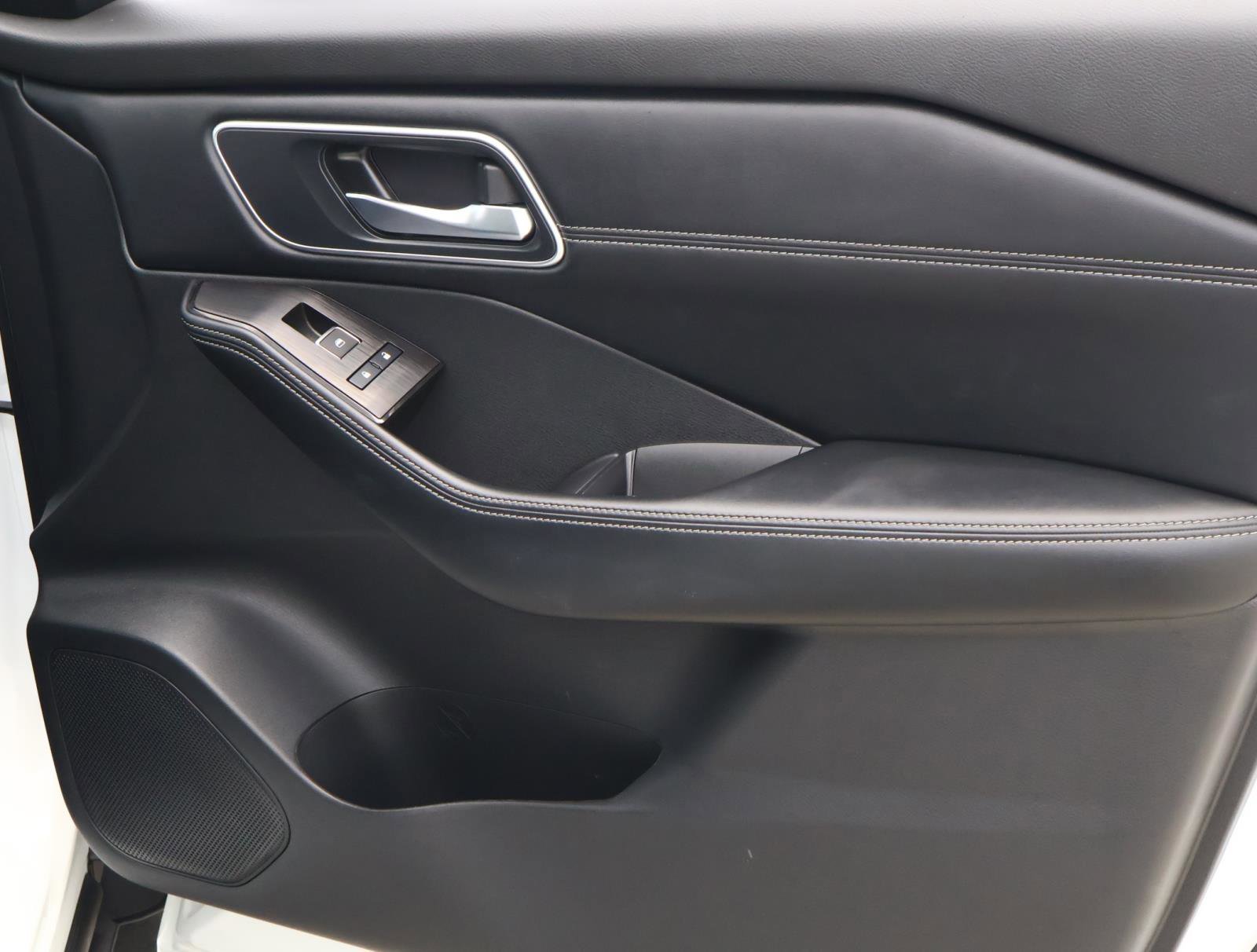 Used 2025 Everest White Pearl/Super Black Nissan Platinum image 16
