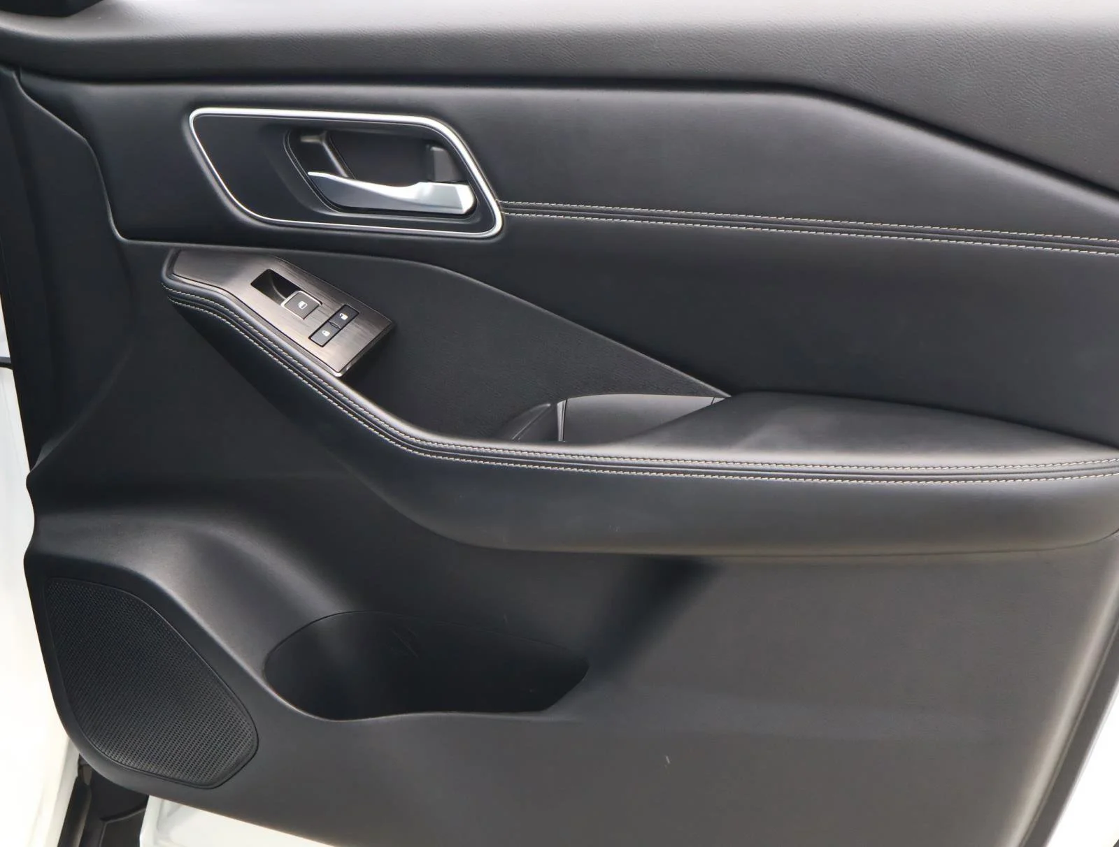Used 2025 Everest White Pearl/Super Black Nissan Platinum image 16