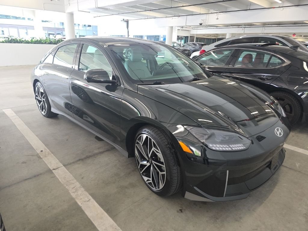 Used 2024 Green Hyundai Limited image 1