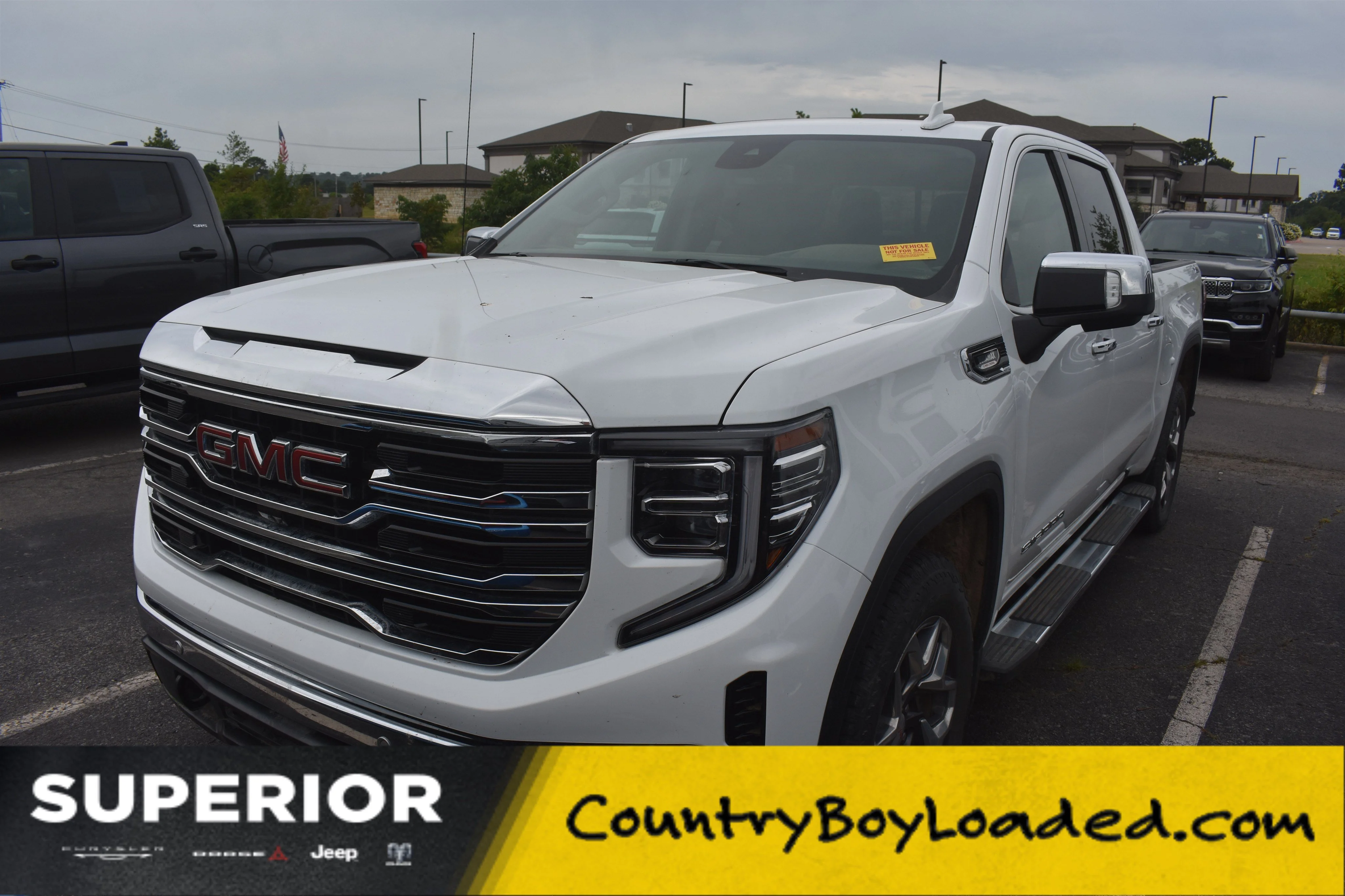 Used 2025 Summit White GMC SLT image 1