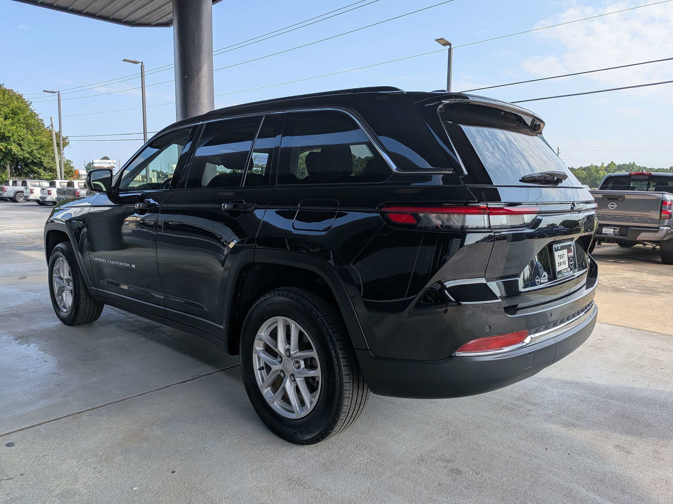 Used 2023 Black Jeep Laredo image 5