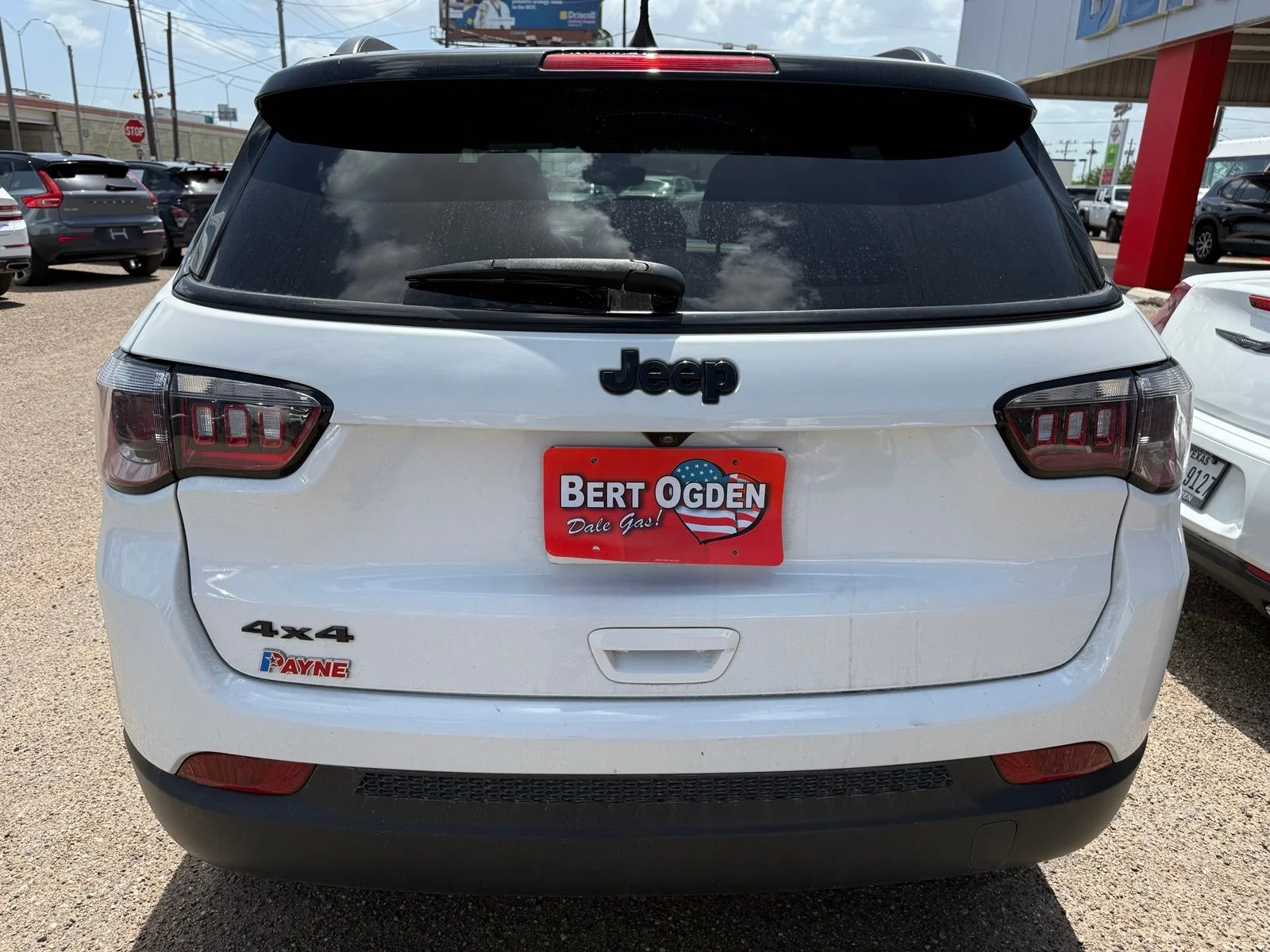 Used 2023 White Jeep Latitude image 4