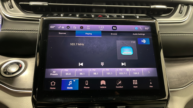 Used 2023 Diamond Black Crystal Pearlcoat Jeep Overland image 32