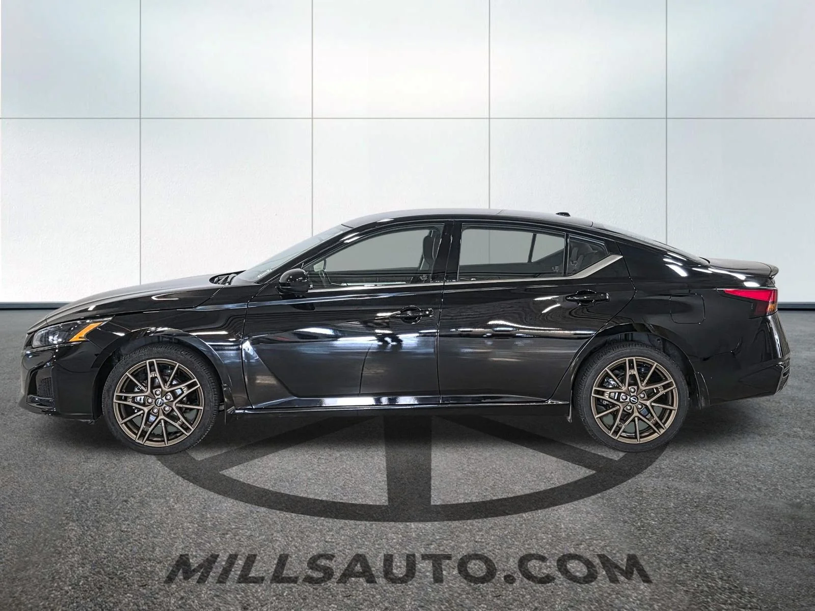 Used 2025 Black Nissan 2.5 SR image 3