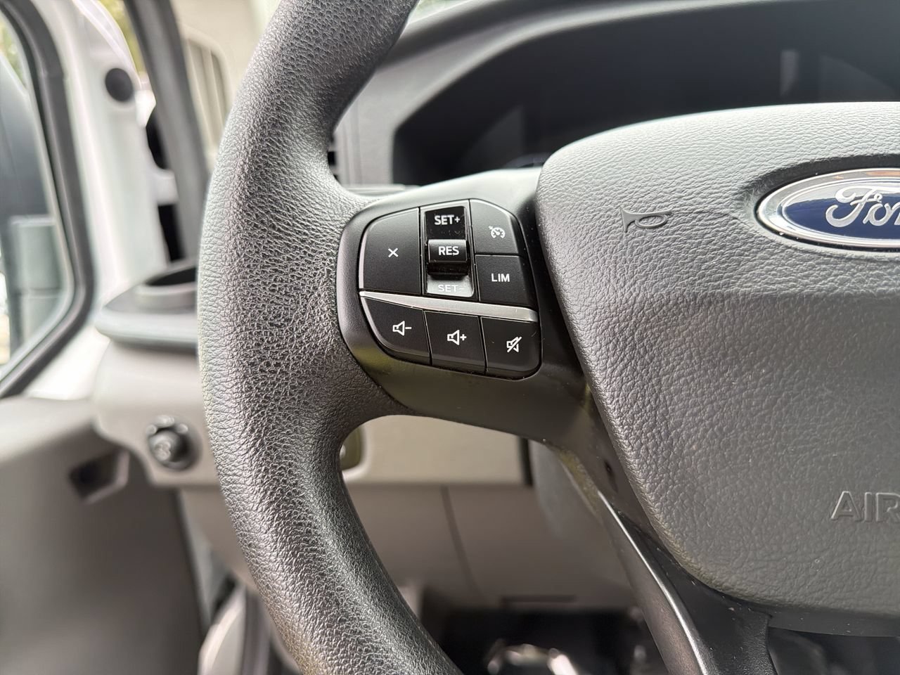 Used 2025 Oxford White Ford XLT image 27