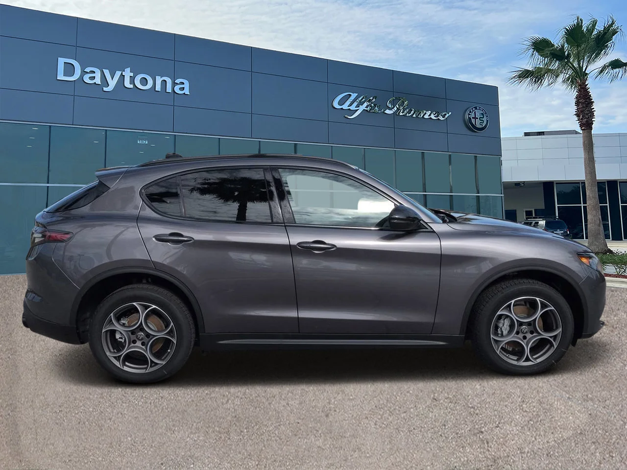 New 2026 Vesuvio Gray Metallic Exterior Paint Alfa Romeo  image 2