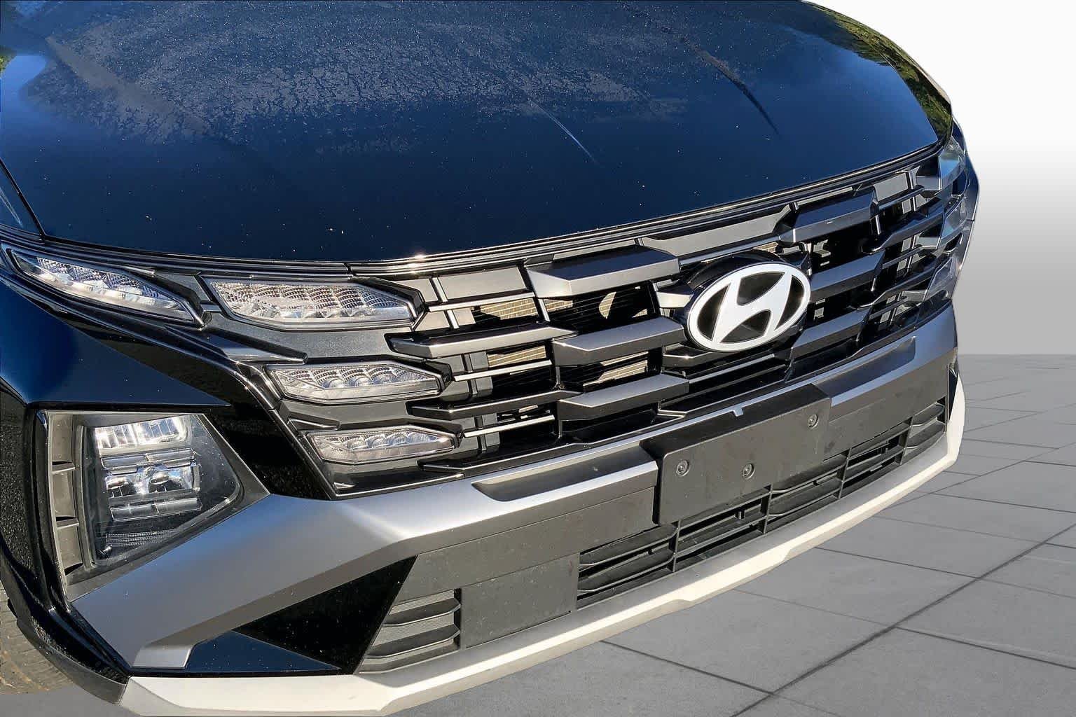 Used 2025 Phantom Black Hyundai SEL image 26