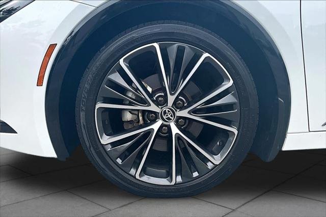 Certified Used 2025 WIND CHILL PEARL Toyota  image 10