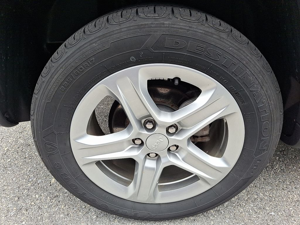 Used 2023 Gray Jeep Latitude image 7