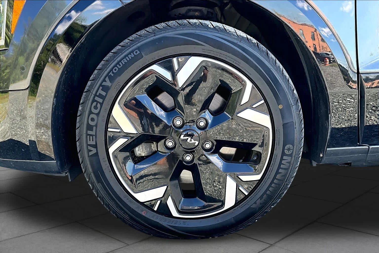Used 2024 Graphite Gray Kia Wave image 10