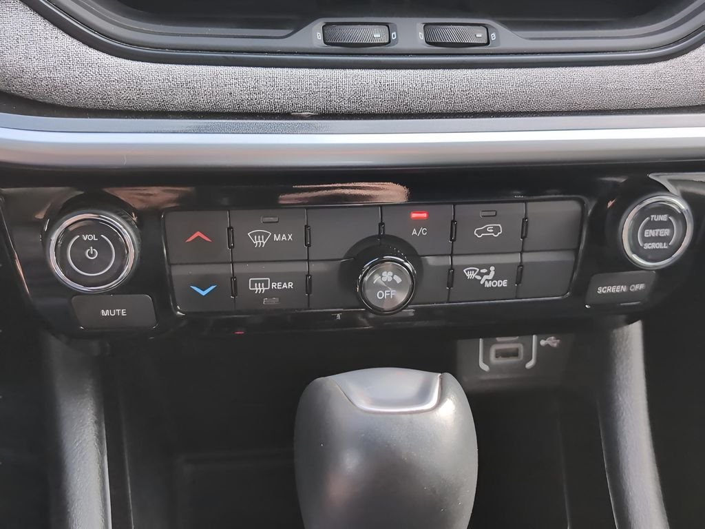 Used 2024 Bright White Clearcoat Jeep Latitude image 18