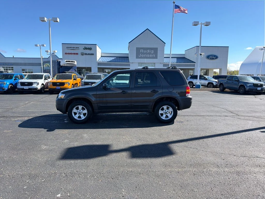 Used 2007 Ford Escape XLT with VIN 1FMYU03147KB52871 for sale in New Lisbon, WI